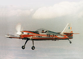 Pilotand avionul de acrobatie Zlin-50
