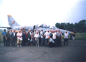 Suita comandorilor av. participanti: (de la stg. la dr.): MURESAN NICOLAE, CHIS IOAN, BREABU, GHISE IOAN, G.ral MORARU Gh., COCEA VICTOR, MAKO ALEXANDRU, OPRESCU, G.ral BRISAN TEOFIL, NEDELCU, IZBASA ILIE, POPESCU C., TAMASDAN P., BRUKENTAL VALER — in fata avionului L—39