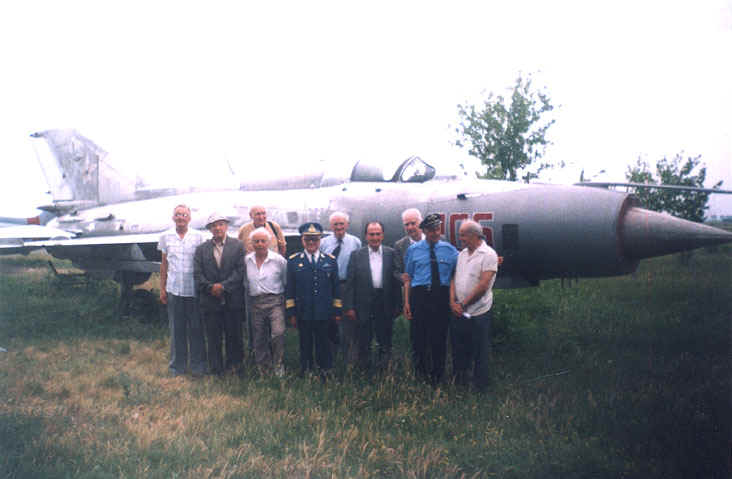 Suita comandorilor av. participanti: (de la stg. la dr.): G.ral BRISAN TEOFIL, G.ral MORARU Gh., C.dori: OPRESCU NICOLAE, GEORGESCU C.tin., DRAGU ION, TAMASDAN P., POPESCU Gh., GHISE ION, MURESAN NICOLAE, PESCAN PETRU - in fata av. MIG