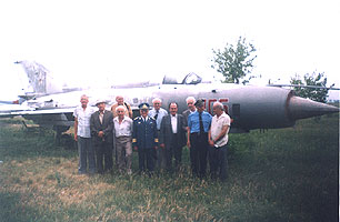 Suita comandorilor av. participanti: (de la stg. la dr.): G.ral BRISAN TEOFIL, G.ral MORARU Gh., C.dori: OPRESCU NICOLAE, GEORGESCU C.tin., DRAGU ION, TAMASDAN P., POPESCU Gh., GHISE ION, MURESAN NICOLAE, PESCAN PETRU - in fata av. MIG