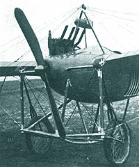 Avionul Etrich-Taube pe care in 1911 tanarul Hirth, la Wiener-Neustadt, a invatat pilotajul