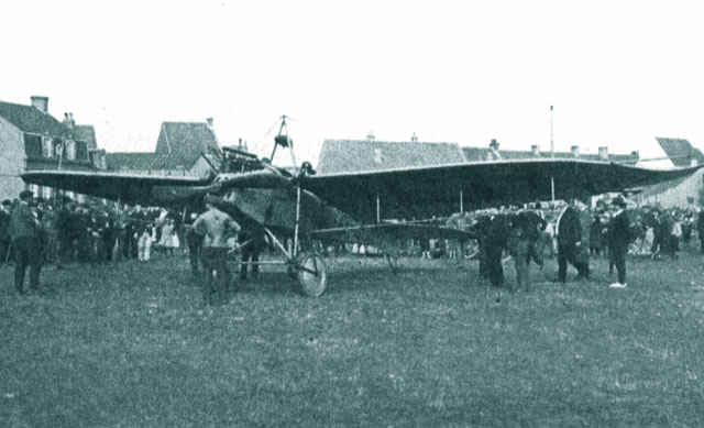 Avionul Etrich-Taube pe care in 1911 tanarul Hirth, la Wiener-Neustadt, a invatat pilotajul
