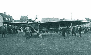 Avionul Etrich-Taube pe care in 1911 tanarul Hirth, la Wiener-Neustadt, a invatat pilotajul