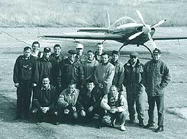 Iesirea la simpla comanda a pilotilor lotului national, pe avionul EXTRA. Boboc - Buzau, 1999