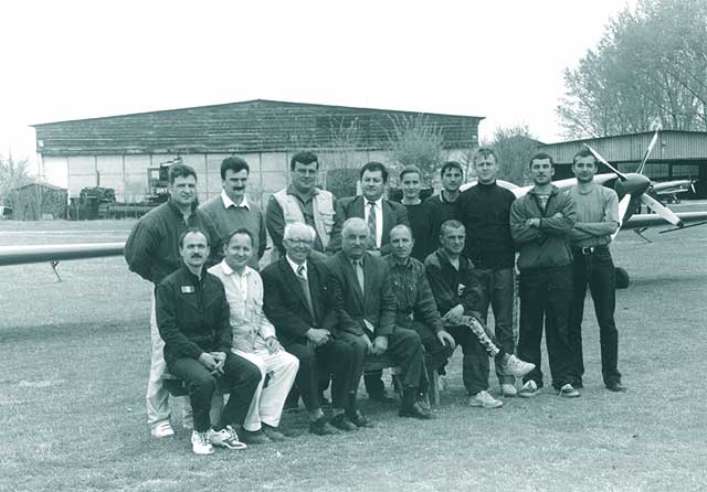 Sus, de la st. la dr.: Daniel Popescu, Daniel Stefanescu, Tone Petre Dobre, Sorin Nutu, Vanda Marandiuc, Lucian Tatu, Vlad Borzea, Sergiu Petrice, Codrut Popazu. Jos, Dan Conderman, Iosif Erd�s, Constantin Manolache, Ion Selaru, Ioan Postolache, Emilian Parpala. Aerodromul Clinceni - Bucuresti, 2002