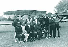 Sus, de la st. la dr.: Daniel Popescu, Daniel Stefanescu, Tone Petre Dobre, Sorin Nutu, Vanda Marandiuc, Lucian Tatu, Vlad Borzea, Sergiu Petrice, Codrut Popazu. Jos, Dan Conderman, Iosif Erd&ouml;s, Constantin Manolache, Ion Selaru, Ioan Postolache, Emilian Parpala. Aerodromul Clinceni - Bucuresti, 2002