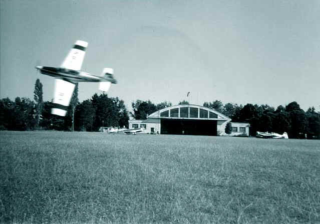 Pe Aerodromul Strejnic - Ploiesti, Constantin Manolache executand "maneabilitati la joasa inaltime" cu avionul ZLIN 726