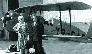 1958, Aerodromul Clinceni Bucuresti dupa demonstratia aeriana in fata doamnei Jacqueline Cochran, presedinta Federatiei Aeronautice Internationale. Dna Cochran este prima femeie din lume care a depasit in zbor viteza sunetului si prima femeie care pilotand un bombardier a traversat Atlanticul