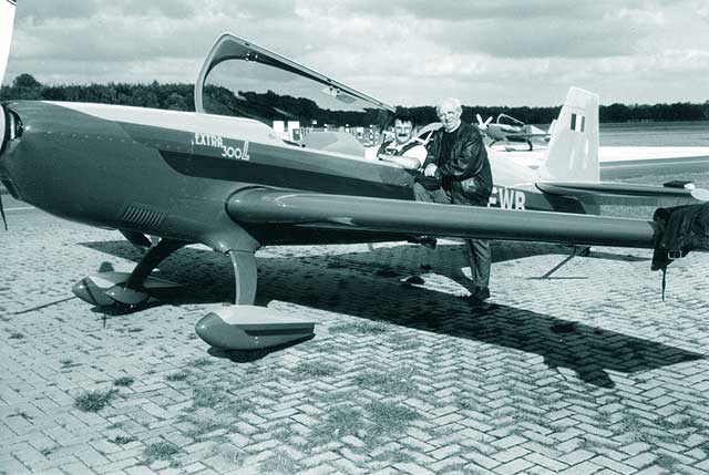 In Germania, Constantin Manolache si pilotul de acrobatie Daniel Stefanescu, la preluarea avioanelor EXTRA 300 L