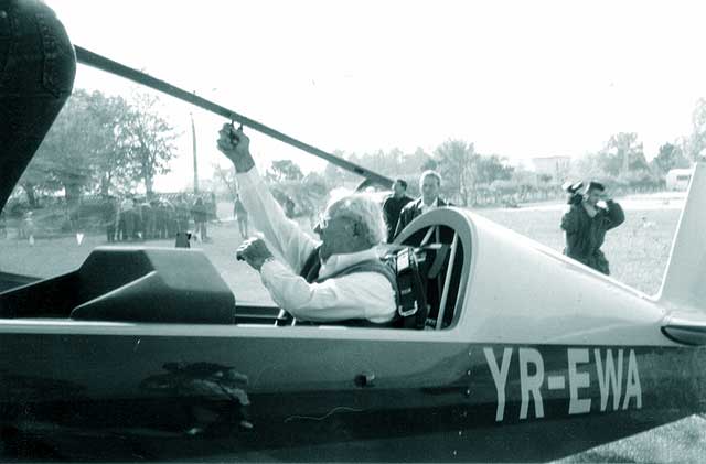 Decoland cu un tonou in urcare, antrenorul emerit Constantin Manolache executa zborul inaugural al avionului EXTRA 300 L tocmai adus in tara - Strejnic, oct. 1999