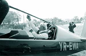 Decoland cu un tonou in urcare, antrenorul emerit Constantin Manolache executa zborul inaugural al avionului EXTRA 300 L tocmai adus in tara - Strejnic, oct. 1999