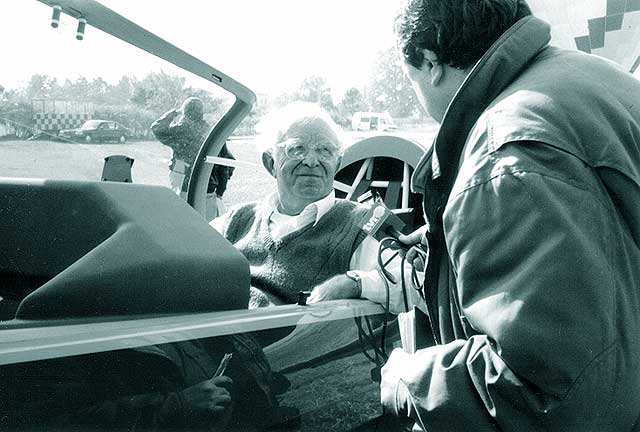 Decoland cu un tonou in urcare, antrenorul emerit Constantin Manolache executa zborul inaugural al avionului EXTRA 300 L tocmai adus in tara - Strejnic, oct. 1999