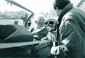 Decoland cu un tonou in urcare, antrenorul emerit Constantin Manolache executa zborul inaugural al avionului EXTRA 300 L tocmai adus in tara - Strejnic, oct. 1999