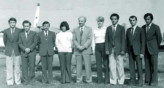 Echipa Romaniei la Balcaniada aeronautica 1981 Turcia - Ankara. De la stanga la dreapta: instructor T. Diaconu, pilot Feteanu M., arbitru Corneanu O., pilot Ionita Nina, antrenor principal Manolache C., pilot Sulean M., pilot Mitu M., pilot Oprisiu D., pilot Iana A.