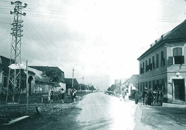 Ghimbav iunie 1941, "baietii" in fata restaurantului "Duck und Oinzen"