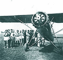 Cu avionul "Czapla" pilotat de lt. c.dor Macarescu, a sosit solda: nerabdarea este evidenta