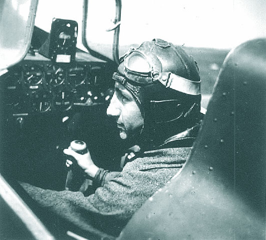 Acum 62 de ani (15 iulie 1941, Aerodromul Ghimbav) slt. Dan Stoian la mansa avionului Nardi