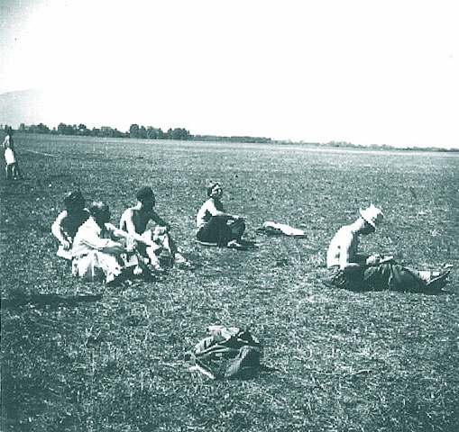 Sfarsit de august 1941, Ghimbav: comisia de selectie noteaza evolutiile fiecarui pilot, in vederea departajarii pe specialitati