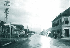 Ghimbav iunie 1941, "baietii" in fata restaurantului "Duck und Oinzen"