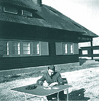 "Cronicarul" slt. av. DAN STOIAN, rezolvandu-si corespondenta (in fata comandamentului) iunie 1941