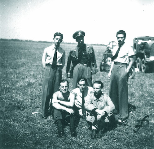 Cativa dintre elevi punctului "6B". Sus: Stoian Dan, Sarbu Alex si Ion Ilie; jos: lt. instr. Nicolaescu Teodor, Ianculescu Mircea si Pasare Dumitru