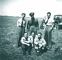 Cativa dintre elevi punctului "6B". Sus: Stoian Dan, Sarbu Alex si Ion Ilie; jos: lt. instr. Nicolaescu Teodor, Ianculescu Mircea si Pasare Dumitru