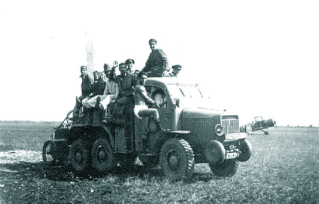 La schimbarea punctelor de zbor: "Expeditia" - autocisterna "Latil" remorcand caruciorul de alimentare si cativa elevi piloti catarati pe ea