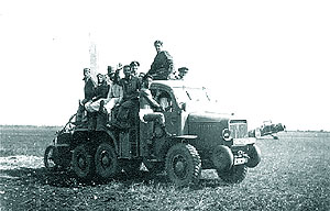 "Expeditia" - autocisterna "Latil" remorcand caruciorul de alimentare