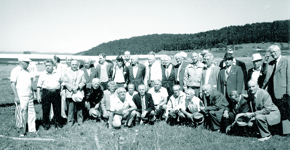 Membrii As. A. B pe aerodromul Sanpetru, vara, 1998