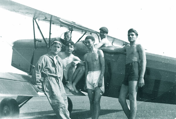 Mai 1940, punctul de zbor 7 B, instructor Adj. STANA D., avionul Fleet nr. 170 pe terenul Tunari