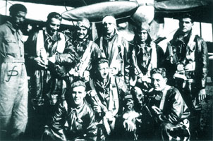 August 1940, aerodromul Prejba (Tg. Jiu), elevi si ofiteri in fata unui avion SET; randul de jos mijloc DAN STOIAN