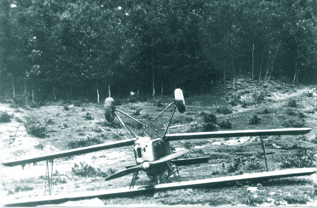 Septembrie 1940, aerodromul Preajba Mare (Tg. Jiu) avion Potez XXV avariat de o puternica furtuna desi fusese ancorat