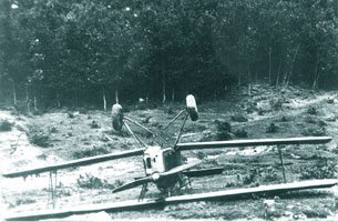 Septembrie 1940, aerodromul Preajba Mare (Tg. Jiu) avion Potez XXV avariat de o puternica furtuna desi fusese ancorat