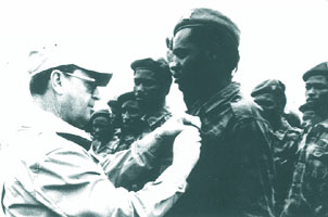 Gl. av. NICULESCU AUREL acordand insigna de pilot aviator unui elev Angolez