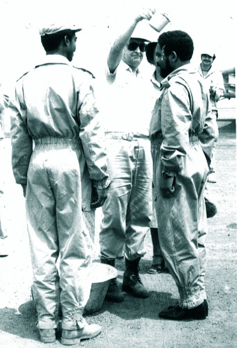 "Botezul" iesirii la simpla comanda: Gl. NICULESCU turnand in capul elevului angolez o cana cu apa