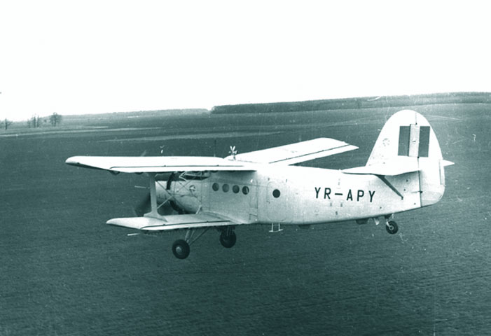 Avion utilitar agricol in plin zbor de lucru