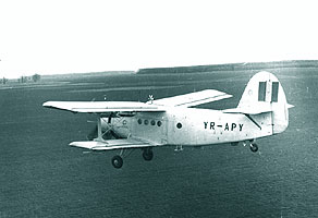 Avion utilitar agricol in plin zbor de lucru