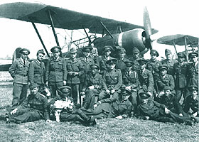 Esc.13 Obs. din Flotila "6 Informatie"; P. COLES al 2-lea de la dr. la stg. pe randul de mijloc; Piestany, mai 1945