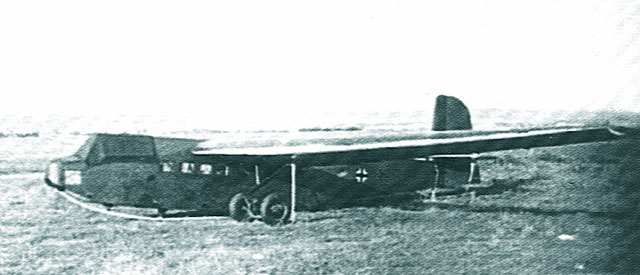Planor DFS-230 la sol; se observa alaturi caruciorul pentru rulajul la decolare  (DFS = Deutschen Forschunginstituts fur Segelflug: Institutul German de Studiu al Planoarelor, din Darmstadt)