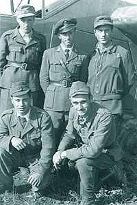 Lt. av. GABUREANU MIRCEA impreuna cu piloti ai planoarelor DFS: (sus) RASNOVEANU Gh. si CRISTIAN MIRCEA; (jos) GALCA Gh. si BALAITA MIHAI. Luna mai 1945 - Piestany