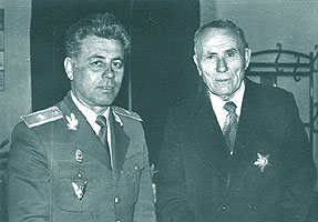 Gl. av. Mereu, comandantul Sc. Of. Av. de la Boboc - Buzau avandul alaturi pe celebrul „nea Ionica” Mogaldea, aviator de razboi veteran venit în vizita