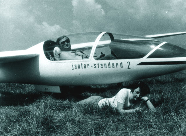 Doua splendide siluete: deasupra planorul "Jantar" (in cabina Tamas) dedesubt o eleva pilot planorist