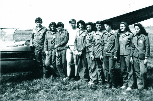 1976: tabara de zbor U.T.C., in alb (intre fetele eleve pilot) instructorul de zbor Tamas
