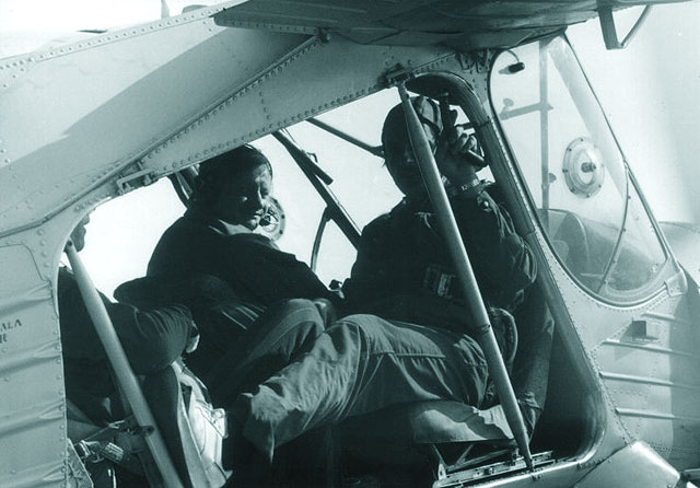Lansand parasutistii din Wilga: pilot Tamas Z., parasutist instructor Viorel Bodo