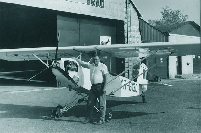 Nu este un pilot din primul razboi mondial ci instructorul Tamas testand in zbor avionul "de amator" construit la Arad, constructie la care a colaborat substantial