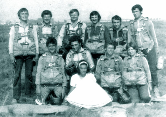 Grupa de parasutisti, aeroclubul Arad. Randul de sus, al III-lea de la stg. Tamas Zoltan