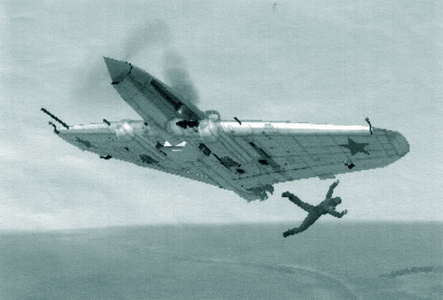 Un pilot rus sarind dintr-un IL 2 distrus