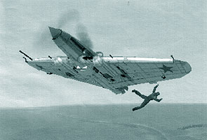 Un pilot rus sarind dintr-un IL 2 distrus