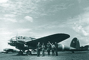 Pe frontul de Est, un bombardier Heinkel 111 si echipajul sau