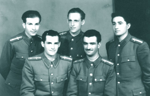 Grup de elevi instruiti de catre instructorul de zbor Ioan Stoian. De la stg. la dr.: Clenciu Ion, Magda Dumitru, Enache Ioan, Dima Gh. si Lupu Alexandru (1950)